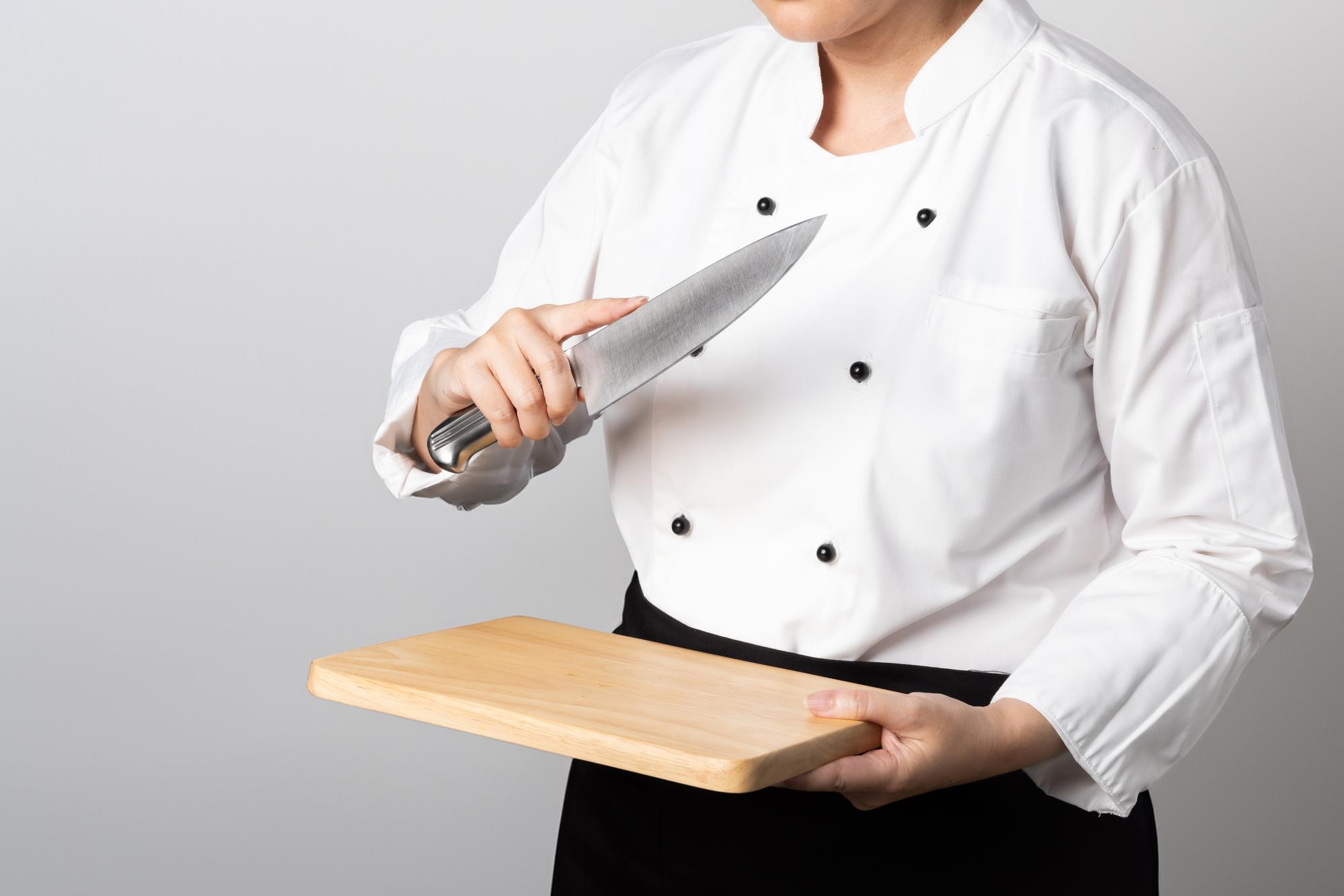 Chef insegna in cucina domestica elegante