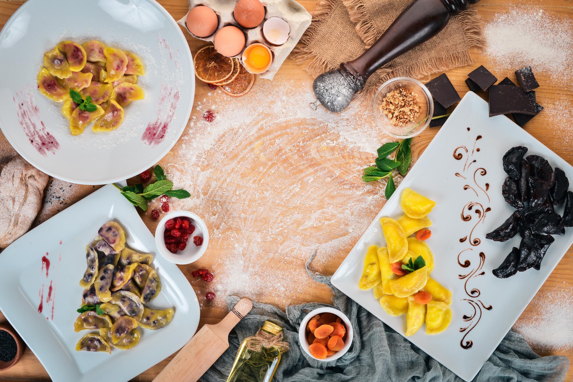 Tavola con piatti didattici